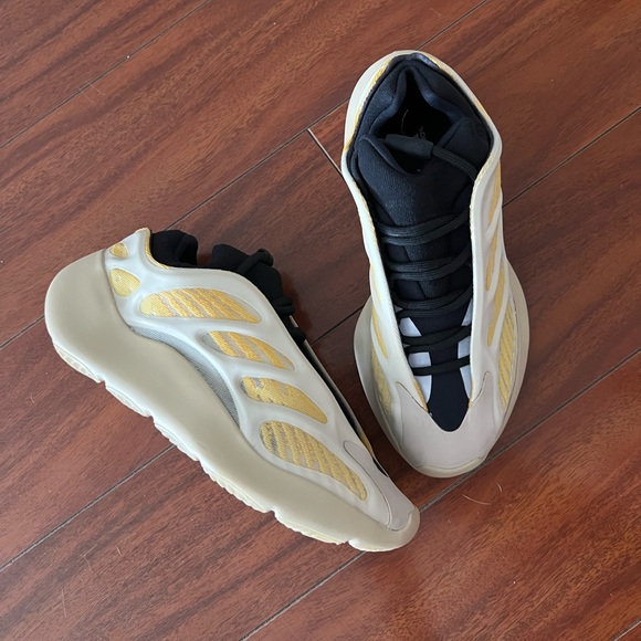 Yeezy 700 V3 'Mono Safflower'